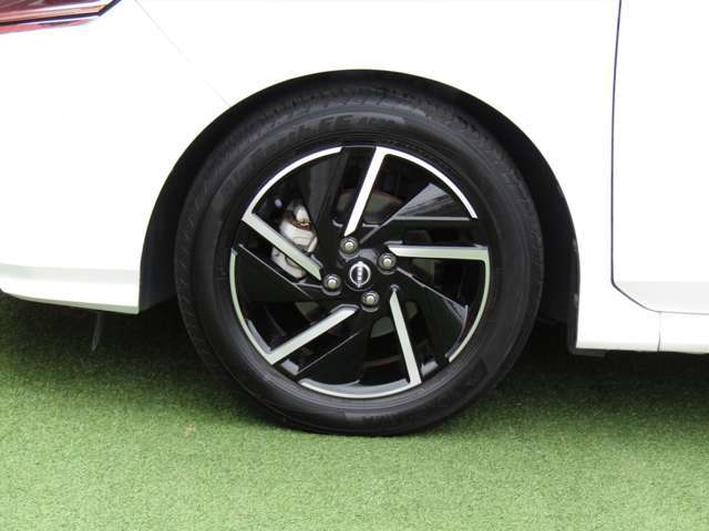 純正16インチアルミ付きです。上質かつお手入れのしやすいデザイン