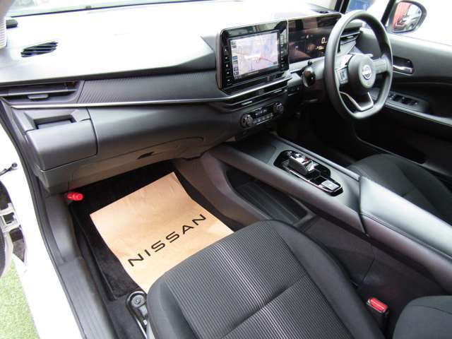 黒ベースの落ち着いたコクピット。上質感あります