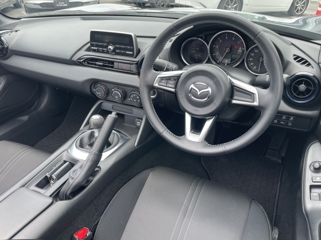 990Sに7インチセンターディスプレイは備わっていませんが、それより小ぶりなオーディオディスプレイが標準装備されています。エアコンはマニュアル式。シート地はブラックのクロス地となります。