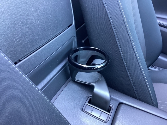 カップホルダーは脱着・移動することができます。運転席側はセンターコンソールの後端（写真の位置）に、助手席側はセンターコンソールの後端と前端に設置が可能です。