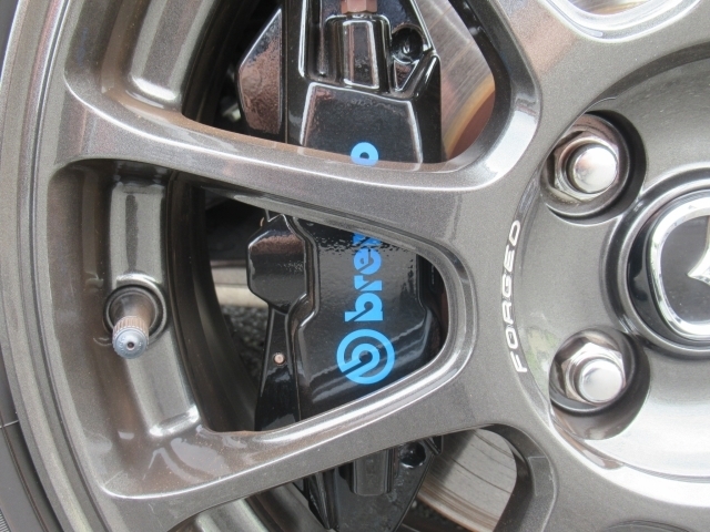 ブレンボ社製のキャリパーはブラック塗装でブルーの「brembo」の文字が入っています。