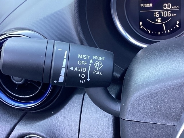 レバーをAUTOの位置にしているとき、レインセンサーが雨を感知すると、雨量に応じてワイパーが自動で作動してくれるオートワイパーを装備！設定変更で非作動にすると、間欠作動に固定されます。