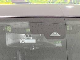 【インテリジェントエマージェンシーブレーキ】フロントカメラで前方の車両や歩行者を検知。衝突しそうな時は衝突被害軽減ブレーキが作動、衝突回避をサポート。より安全にドライブをお楽しみいただけます。