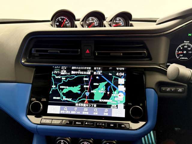 タッチパネルナビとなっております。スマホのように使用できます。物理スイッチも配備しております。