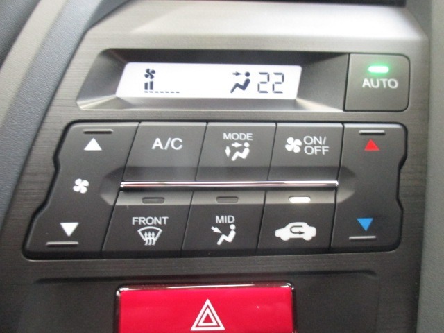 フルオートエアコンのお写真です。ボタン一つで年中快適な温度でお過ごし頂けます♪