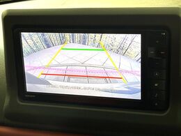 【バックカメラ】駐車時に後方がリアルタイム映像で確認できます。大型商業施設や立体駐車場での駐車時や、夜間のバック時に大活躍！運転スキルに関わらず、今や必須となった装備のひとつです！