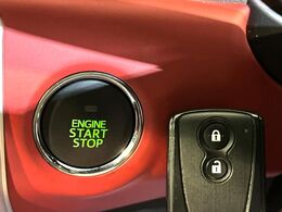 【キーフリーシステム】カバンやポケットに入れたままでもドアの施錠・解錠が可能なスマートキーを装備。エンジンのオン・オフ時もカギを取り出す必要が無いからとっても便利です♪