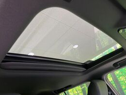 【サンルーフ】開放感たっぷりの希少装備、サンルーフが装着されています！車内に明かりを取り入れたり景色を楽しむ以外にも、車内の空気も簡単に換気できて快適です！