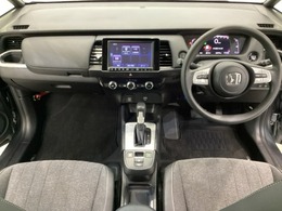 車内は光触媒抗菌消臭施工済です。インパネ周りはスタイリッシュなデザインで機能や装備も充実しています。グローブボックスやカップホルダーのほかにトレーなどたくさんの収納スペースが付いています。