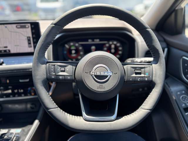 【プロパイロット】高速道路でお使い頂ける自動の運転技術です！アクセル・ブレーキ・ハンドルの操作を自動で判断し、車間距離や走行位置を保ちます！