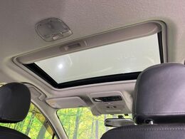 【サンルーフ】開放感たっぷりの希少装備、サンルーフが装着されています！車内に明かりを取り入れたり景色を楽しむ以外にも、車内の空気も簡単に換気できて快適です！