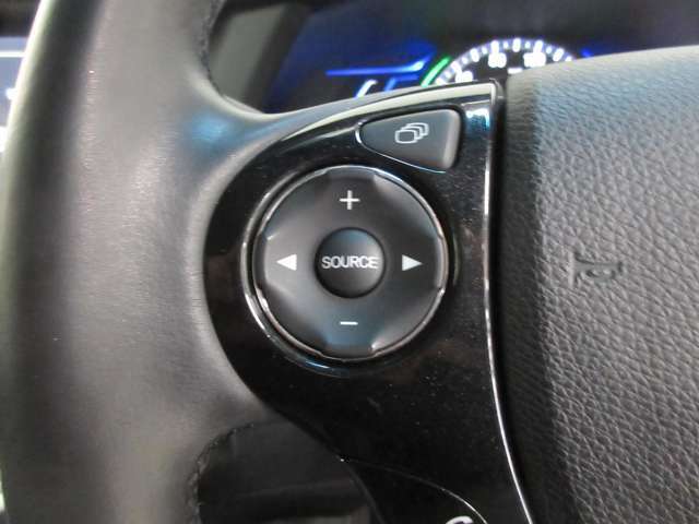 オーディオコントロールスイッチ付き！ハンドルを握ったままチャンネルや音量の調整が可能です。見た目以上に運転していると便利な機能なんですよ。