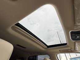 【ガラスルーフ】開放感たっぷりのガラスルーフが装着されています！車内に明かりを取り入れたり景色を楽しむのに、最適です！また、車内には遮光シェードが装備されておりますので、夏の暑い日でも快適に使えます！