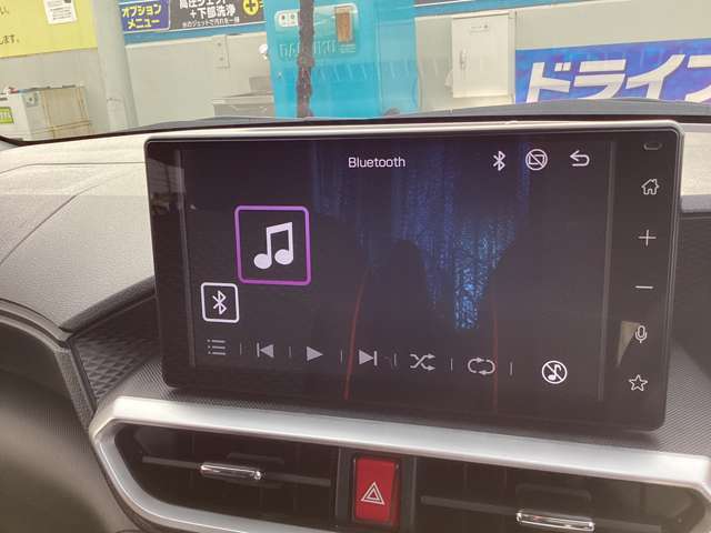 Bluetoothで好きな音楽を聴きながら運転することができます。
