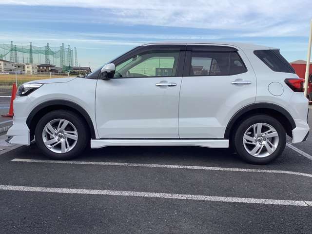 車販売の特徴1　当社は”車屋さん”ではありません！　ENEOSウイングはガソリンスタンドの会社です。燃料や洗車、整備などお客様のお車のサポートをする会社なので、購入価格を抑えることができます。