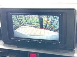 【バックカメラ】駐車時に後方がリアルタイム映像で確認できます。大型商業施設や立体駐車場での駐車時や、夜間のバック時に大活躍！運転スキルに関わらず、今や必須となった装備のひとつです！