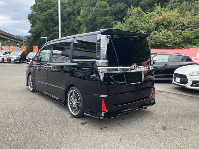 当店は常時100台以上の展示車輛を取りそろえ皆様のお越しをお待ちしております。