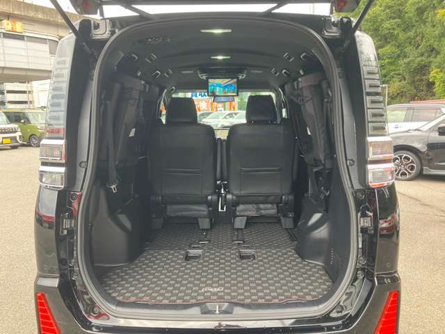 大きな赤い看板が目印！販売を始め車検・修理・板金何でもできます！