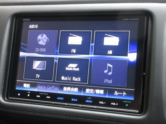 ナビゲーションはギャザズ8インチナビ（VXM-165VFEi）を装着しております。AM、FM、CD、DVD再生、Bluetooth、音楽録音再生、フルセグTVがご使用いただけます。