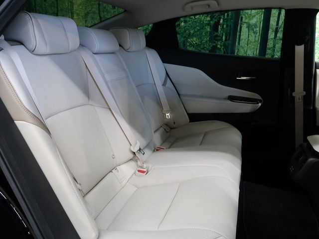 広々とした2列目シートは居住性が高く、居心地も快適！友達や家族とのお出かけにぴったりです。ベビーシートやチャイルドシート使用時も快適にお過ごしいただける十分な空間を確保しています。