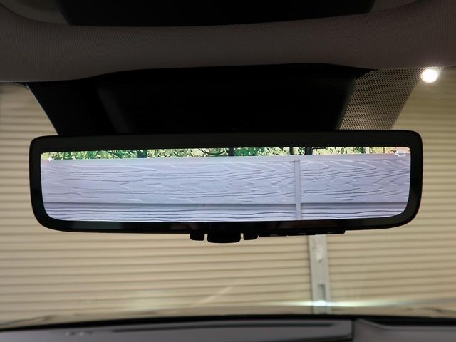 【デジタルインナーミラー】後席の大きな荷物や同乗者で後方が確認しづらい時でも安心！カメラが撮影した車両後方の映像をルームミラー内に表示。クリアな視界で状況の確認が可能です！