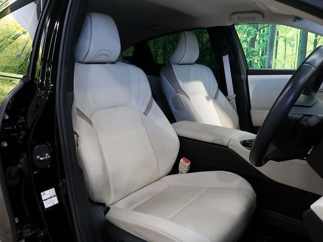 【本革シート】上質な本革を使用し、高級感あふれる本革シート。常に体に触れる部分だから、座り心地の良さにはこだわりたいですね♪汚れの付着や劣化を抑制する内装コーティング施工もおススメですよ♪