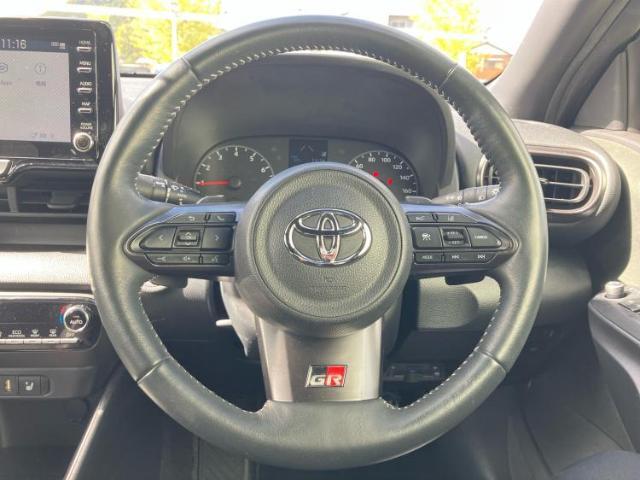 WECARSの展示場では実際に見て、触ってお車をお選びいただけます！知識の豊富な営業スタッフが様々なカーライフをご提案いたします！