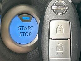 【インテリジェントキー】カバンやポケットに入れたままでもドアの施錠・解錠が可能なスマートキーを装備。エンジンのオン・オフ時もカギを取り出す必要が無いからとっても便利です♪