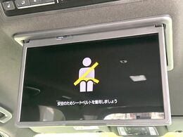 【フリップダウンモニター】大画面モニターで後席でもエンタメをお楽しみいただけます。小さなお子様にも大人気の装備です♪