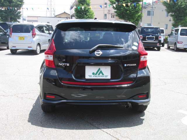 当店では新車販売も行っております。国産車・インポートカー問わず、全メーカーの全車種を取り扱います。各展示場には、各メーカの新車カタログが揃っております。