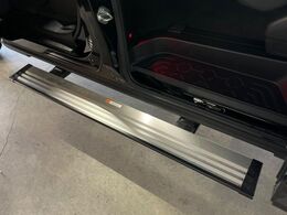 【電動サイドステップ】車高の高いお車でも、これがあれば小さいお子様の乗り降りも楽々♪スライドドアと連動して作動する為、煩わしい操作は不要です！