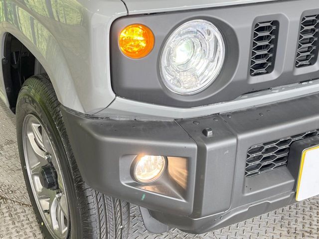 【LEDヘッドライト】悪天候や夜間走行時も良好な視界を確保し安心して運転できる高輝度LEDヘッドライトを装備！点灯速度が早く、消費電力も抑えられています。