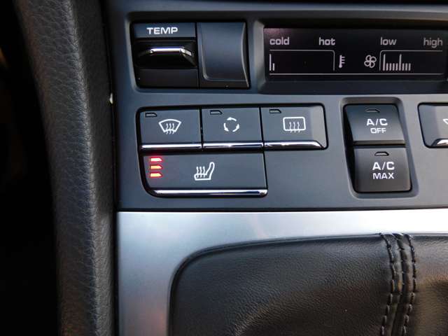 運転操作を支援するバックカメラが装備！！