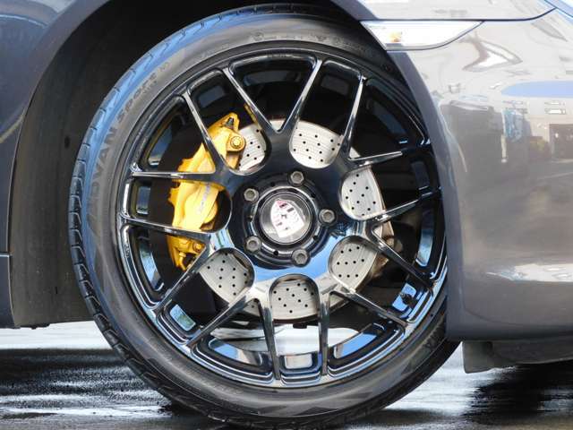 Aftermarket19インチホイール＆イエローペイントブレーキキャリパーが