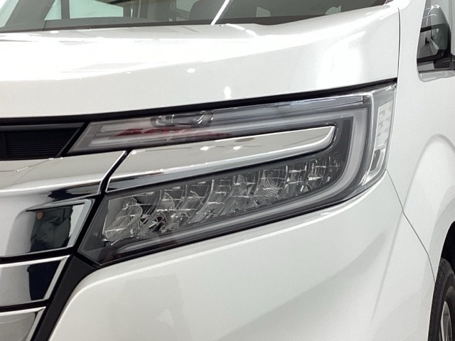 LEDヘッドライトは、点灯の瞬間から最大光量を発揮し、突然暗くなるトンネルなどでの安定感を高めます。