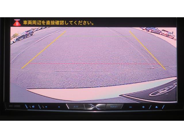 バックカメラの映像です。シフトレバーを「R」に入れると自動的にナビの画面が切り替わります。人や障害物なども確認でき、まっすぐ止めるためのガイドラインも表示されるので安心して車庫入れができます。