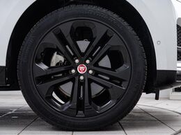 OPの20インチ5スプリットスポークホイール装備！力強さと重厚感を感じさせる太めのスポーク、車体全体のバランスを考慮した洗練されたデザイン性でE-PACEの魅力を際立たせます！