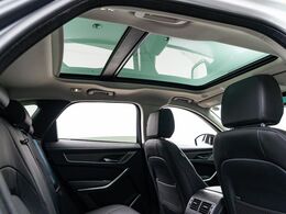 明るく開放的な光を生み出し広々とした空間を演出する開閉可能なOPの電動パノラミックルーフ！快適な車内温度を維持し日差しの影響を抑えるとともにプライバシーを保つガラスを採用。電動サンブラインドも装備！