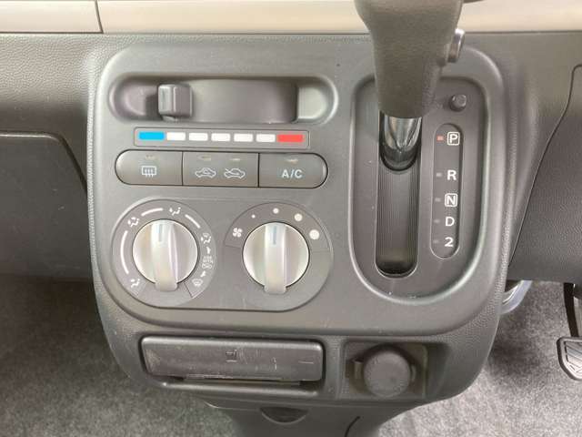 【エアコン】　快適装備のエアコンも付いています♪　簡単操作で車内の温度を快適にしてくれます☆