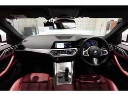 ドライバーに向かってレイアウトされた機能的なセンターコンソールやコントロール類がもたらす高い操作性。常に、運転に集中できるレイアウトです。