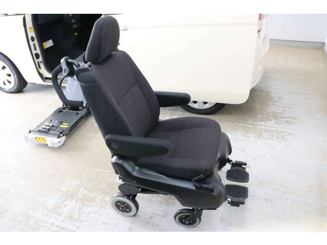 助手席を電動操作で車外へ降ろし、取り外しすれば車椅子としてご利用できます！