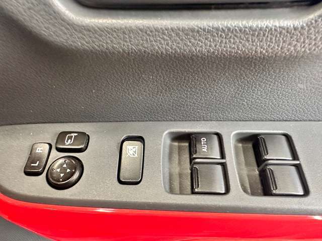 運転席より全窓の開閉が可能です！ミラーの調整もできます！