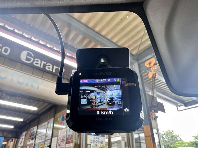 安心・安全なカーライフに必須のドライブレコーダーを装備！走行中はもちろん、あおり運転や事故に遭遇した際の状況も映像で記録し、万一のリスクに備えます。