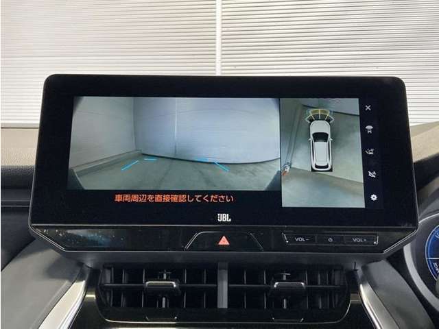 後方のモニターと併せ、前方の死角を確認するフロントモニターも装備！これで前後安心です♪
