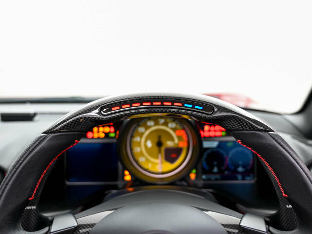 F1よりフィードバックされたテクノロジーです。LEDの点灯により、ご自身で最適なシフトタイミングを計ることが可能です。サーキット走行時等に視線をそらさずにシフトチェンジを行えます。
