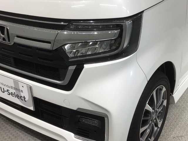 LEDヘッドライトは、点灯の瞬間から最大光量を発揮し、突然暗くなるトンネルなどでの安定感を高めます。