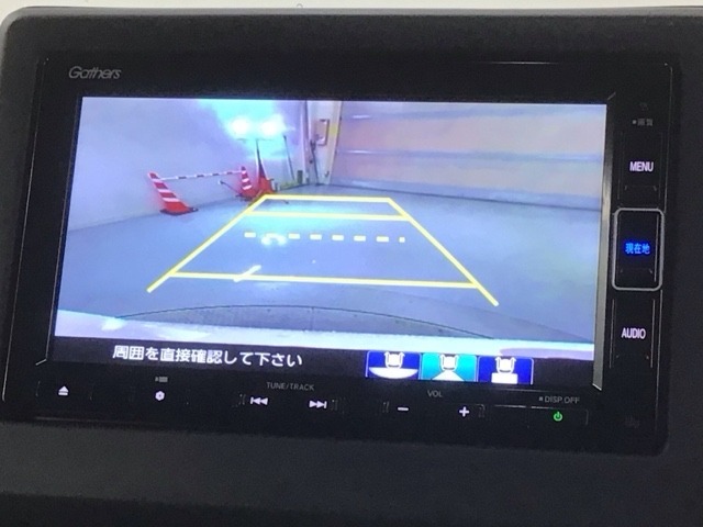 リバースギアに入れるだけで後方の表示へ切り替わります。夜間や雨の日の駐車も楽になりますよ。