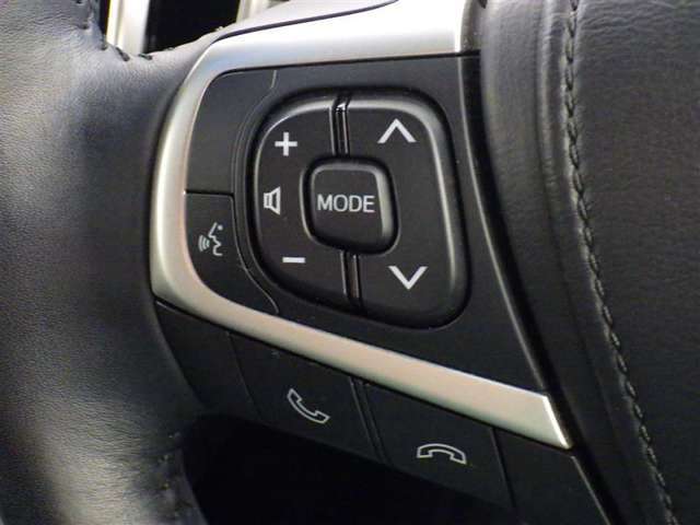 ステアリングスイッチ装備！運転しながら手元でオーディオの操作などができます。