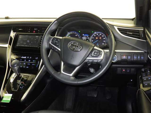 運転の際、常に目にする部分だけにシックで飽きのこないデザインが良いですね。