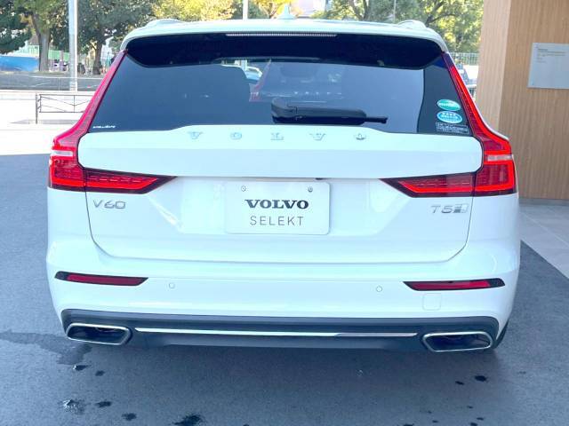 当店の認定中古車（VOLVO　APPROVED　CAR）はメーカー基準の車齢・走行に応じた内外装・機関の176項目もの項目に厳密な点検を実施。すべての基準を満たした自信を持ってお届けする中古車です。